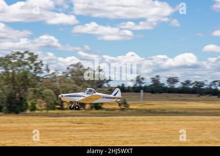 Ein 1967 Piper PA-25-235 Pawnee Flugzeug nur in der Luft schleppen ein Segelflugzeug am Lake Keepit Soaring Club Gunnedah Australi. Stockfoto