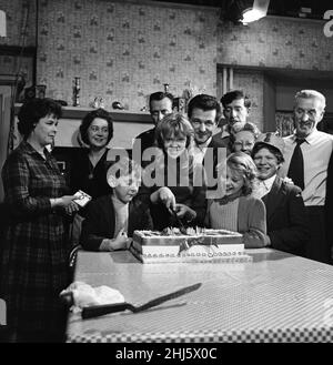 Filmstar Hayley Mills feiert ihren 15th. Geburtstag in den Pinewood Studios, wo sie „Whistle Down the Wind“ dreht. Das Studio überreichte Hayley einen Kuchen, den sie mit dem Rest der Besetzung teilte.18th. April 1961. Stockfoto