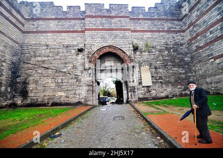 Ein älterer türkischer Mann, der an den Mauern von Konstantinopel in Istanbul, Türkei, steht. Stockfoto