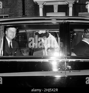 Am zweiten Tag des privaten Besuchs des amerikanischen Präsidenten John F. Kennedy und der First Lady Jacqueline Kennedy in London zur Taufe ihrer Nichte Anna Christina Radziwill in der Westminster Abbey.anschließend verlässt die erste Familie das Londoner Haus von Prinzessin Lee Radziwill, Jackie Kennedys Schwester, zur Taufe. Bild aufgenommen am 5th. Juni 1961. Stockfoto