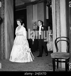 Prinzessin Margaret und ihr Verlobter Antony Armstrong-Jones besuchen eine Gala-Ballettaufführung im Royal Opera House. Covent Garden, London. 1st. März 1960. Stockfoto