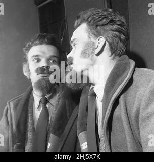 Falsche Bärte für Männer im Teenageralter, die nicht die Zeit oder die Neigung haben, einen echten Bart zu wachsen. 20th. Oktober 1960 Stockfoto