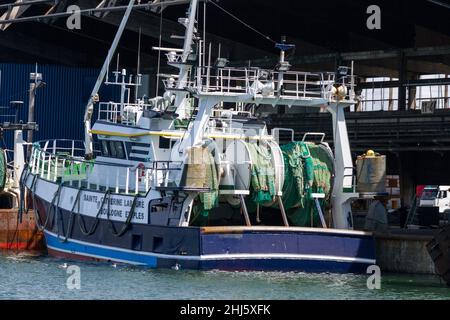 Navire de pêche artisanale 'Sainte-Catherine Laboré' dans le Port de Boulogne-sur-Mer. Stockfoto