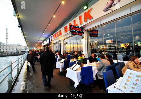 Fischbrötchen sind sehr beliebt auf und rund um die Galata-Brücke in Istanbul. Stockfoto
