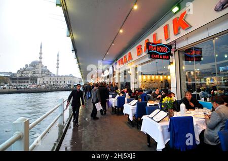 Fischbrötchen sind sehr beliebt auf und rund um die Galata-Brücke in Istanbul. Stockfoto