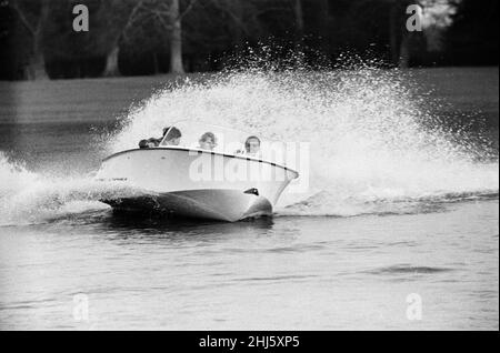 Die königliche Familie bei den Badminton Horse Trials. Im Bild Prinz Charles, Prinzessin Anne und der Demonstrator des Bootes in einem Schnellboot auf einem See bei Badminton. 21st. April 1960. Stockfoto