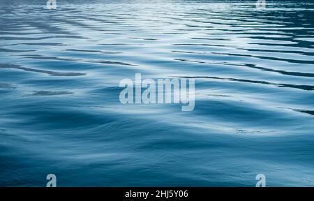 Blauer Wasserhintergrund. Welligkeit Meer Ozean Wasseroberfläche. Noch ruhig Meer Ozean Wasseroberfläche. Close up blauen Wasseroberfläche in tiefen Ozean. Hellblauer Hintergrund Stockfoto