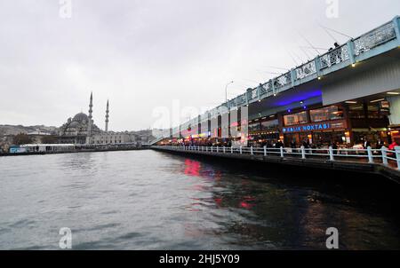 Fischbrötchen sind sehr beliebt auf und rund um die Galata-Brücke in Istanbul. Stockfoto