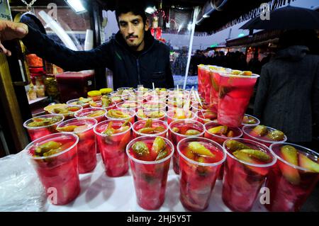 Türkischer Pickle-Saft diente als traditionelle Begleitung zum beliebten Mackerel-Fisch-Sandwich ( Balik Ekmek ) in Istanbul, Türkei. Stockfoto