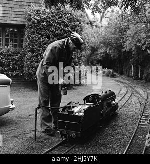 Eisenbahnliebhaber kommen in der Miniatureisenbahn in 'Greywood', dem Garten von Sir John Samuel, im Burwood Park, Walton-on-Thames, auf ihre Kosten. 13th. August 1961. Stockfoto