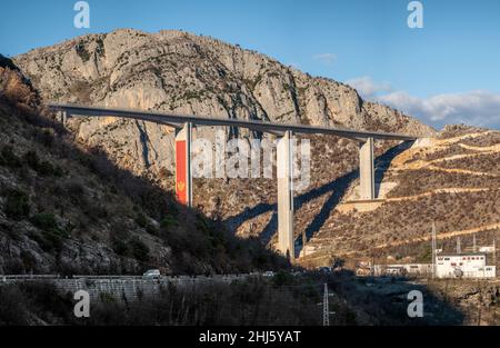 Moracica Brücke, montenegro, Schlucht, Bergstraße. Schöne sonnige Morgenansicht der Brücke über den Fluss Moracica in Montenegro. Malerische Reise Stockfoto