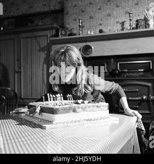 Filmstar Hayley Mills feiert ihren 15th. Geburtstag in den Pinewood Studios, wo sie „Whistle Down the Wind“ dreht. Das Studio überreichte Hayley einen Kuchen, den sie mit dem Rest der Besetzung teilte. 18th. April 1961. Stockfoto