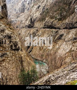 Montenegro, Schlucht, Bergstraße. Schöne Schlucht des Flusses Moraca im Winter, Montenegro oder Crna Gora, Balkan, Europa. Malerische Reise entlang der Straße Stockfoto