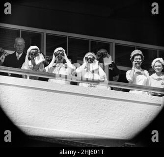 Derby Day in Epsom. Auf dem Bild sehen Prinzessin Margaret, Königin Elizabeth II und die Königin Mutter ein Rennen mit einem Fernglas. 3rd. Juni 1959. Stockfoto