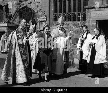 Königin Elisabeth II. Besucht die alte Kathedrale in Coventry, sie ist mit dem neuen Bischof, dem RT, abgebildet. Rev. Cuthbert Bardsley. 23rd. März 1956. Stockfoto