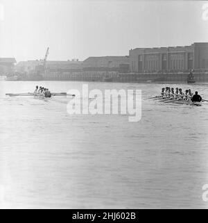 The Boat Race, Cambridge / Oxford. 1957. Das Rennen fand vom Startpunkt an der Putney Bridge an der Themse in London bis zur Ziellinie an der Chiswick Bridge im Mortlake-Gebiet von West London statt. Die Boat Race Course, bekannt als Championship Course, ist 4 Meilen, 374 Yards oder 6,8 km lang. Das Bootsrennen 103rd fand am 30. März 1957 statt. Das Boat Race findet jährlich statt und ist ein Side-by-Side-Ruderrennen zwischen Crews der Universitäten Oxford und Cambridge entlang der Themse. Das Rennen wurde vom ehemaligen Oxford-Ruderer Gerald Ellison umgestellt. Obwohl Oxford die Favoriten und mit der Stockfoto