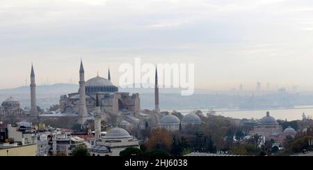 Ein Blick auf Aya Sofya, das Wahrzeichen Istanbuls in der Türkei. Stockfoto