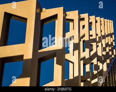 Eiserne Strukturen auf blauem Himmel abstrakter Hintergrund. Futuristisches Outdoor-Design. Industrielle Konstruktionstechnik. Engineering gelber Hintergrund. Design Stockfoto