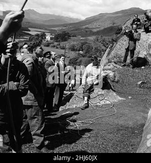 Prinz Philip, Herzog von Edinburgh, in Nordwales. Der Herzog beobachtet mit Interesse die Bemühungen der Mitglieder des Snowdonia National Recreation Center in Capel Curig und skaliert während seines Besuchs Felswände. 1st. Juni 1956. Stockfoto