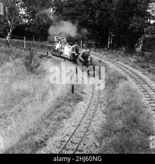 Eisenbahnliebhaber kommen in der Miniatureisenbahn in 'Greywood', dem Garten von Sir John Samuel, im Burwood Park, Walton-on-Thames, auf ihre Kosten. 13th. August 1961. Stockfoto