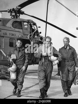 Flight Sergeant J Green, Flight Lieutenant L Thompson und Master Navigator J Patterson die Flugbesatzung eines RAF Westland Wirbelwind Such- und Rettungshubschraubers, der auf RAF Leconfield stationiert ist. 31st Mai 1961 Stockfoto