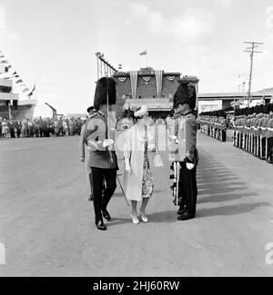 Königin Elizabeth II. Und der Herzog von Edinburgh bei ihrem Besuch in Kanada. Im Bild inspiziert die Königin das Royal 22nd Regiment in der Ebene Abrahams. Sie ist Oberst des Regiments. 23rd. Juni 1959. Stockfoto