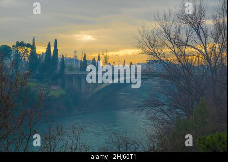 Blazo Jovanovic Brücke über den Fluss Moraca in Podgorica, Hauptstadt von Montenegro. Abend, Winter, Sonnenuntergang, Morgendämmerung Stockfoto