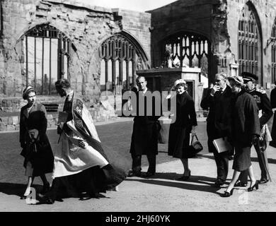 Königin Elizabeth II. Und Prinz Philip, Herzog von Edinburgh, besuchen die alte Kathedrale in Coventry. Sie sind mit dem Provost, Premierminister Anthony Eden und Lady Eden abgebildet. 23rd. März 1956. Stockfoto