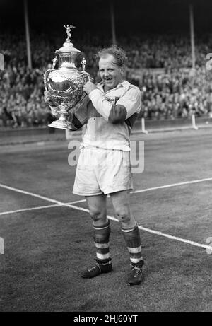 St Helens 13-2 Halifax, Rugby League Challenge Cup Finalspiel, Wembley Stadium, London, Samstag, 28th. April 1956. Unser Bild Zeigt ... Saints Captain Alan Prescott während der Challenge Cup Trophy wurde er auch mit der Lance Todd Trophy (nicht gezeigt) für den Mann des Spiels ausgezeichnet. Dies war der letzte Sieg des Saints First Challenge Cup in fünf Finalauftritten. Stockfoto