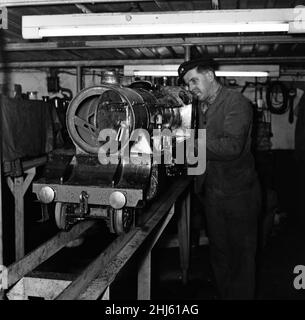 Eisenbahnliebhaber kommen in der Miniatureisenbahn in 'Greywood', dem Garten von Sir John Samuel, im Burwood Park, Walton-on-Thames, auf ihre Kosten. Chris Bishop arbeitet an einem Motor im Schuppen, er hat zwei Motoren, einen Great Central und einen Immingham Midge. 13th. August 1961. Stockfoto