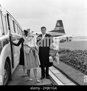 Der Schauspieler Roger Moore und seine Frau Dorothy Squires, die heute aus New York in DIE RUNDE geflogen sind. 20th. April 1961. Stockfoto