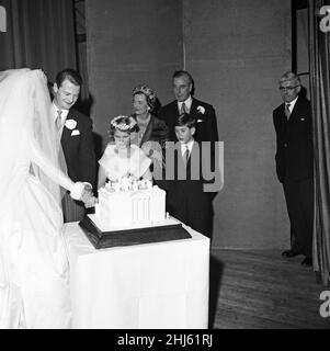Die Hochzeit von Pamela Mountbatten und David Hicks in der Romsey Abbey, Hampshire. Prinzessin Anne und Prinz Charles beobachten, wie Braut und Bräutigam zusammen mit den Eltern der Braut, Louis und Edwina Mountbatten, den Kuchen schneiden. 13th. Januar 1960. Stockfoto