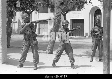 Die Bizerte-Krise 1961French Soldaten auf den Straßen von Bizerte . 21st 1961. Juli die Krise entstand, nachdem tunesische Truppen den französischen Marinestützpunkt Bizerte umzingelt und blockiert hatten, in der Hoffnung, Frankreich dazu zu zwingen, seine letzten Bestände im Land aufzugeben. Nachdem Tunesien Frankreich vor Verstößen gegen den tunesischen Luftraum gewarnt hatte, schickten die Franzosen einen Hubschrauber auf tunesische Truppen, die mit Warnschüssen reagierten. Als Reaktion auf die Blockade wurden 800 französische Fallschirmjäger eingeschickt. Als die Fallschirmjäger auf dem Flugplatz landeten, besprühten sie tunesische Truppen mit Maschinengewehrfeuer. Die Franzosen antworteten mit ai Stockfoto