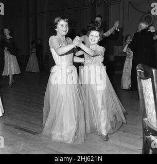 Die „Cinderella“-Mädchen Dorothy und Joan im Alter von 12 und 11 Jahren, Schwestern aus dem Haus von Dr. Barnardo an der Shotley Bridge, gingen in Partykleider, die von den örtlichen „Fairy Godmothers“ zur Verfügung gestellt wurden, zum Ball. 9th. Januar 1956. Stockfoto