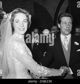 Die Hochzeit von Julie Andrews und Tony Walton in der St Mary Oatlands Church, Weybridge, Surrey. 10th Mai 1959. Stockfoto