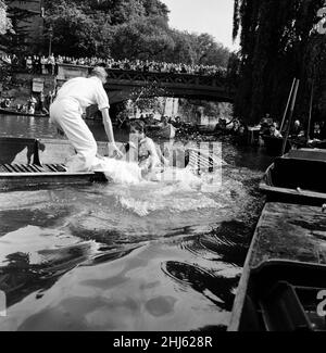 Ein Bootsrennen in Oxford und Cambridge mit einem Unterschied. Es ist das jährliche Punt Relay Race, das abwechselnd in Oxford und Cambridge stattfindet. Das diesjährige Rennen fand auf der River Cam in Cambridge statt. Am Ende des Rennens wurde Felicity Willis von ihrem Punt in den Fluss geworfen. 19th Mai 1957. Stockfoto