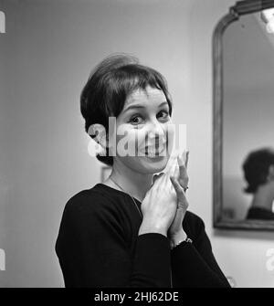 Tänzerin Una Stubbs, 22 Jahre alt, in ihrer Wohnung in London. 4th. Dezember 1959. Stockfoto