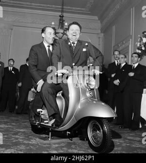 Zum ersten Mal werden in London neue britische Motorroller gezeigt. Unter den Persönlichkeiten, die anwesend waren, um sie im Grosvenor House, Park Lane, zu sehen, waren Stirling Moss und Harry Secombe. 29th. Oktober 1958. Stockfoto