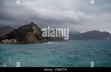 Schöner Blick auf die Adriaküste an einem bewölkten Wintertag. In der Nähe der Stadt Petrovac, Adriaküste von Montenegro. Adriaküste. Landschaft von Stockfoto