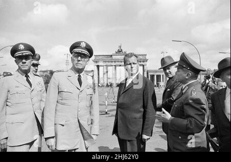 Beginn des Baus der Berliner Mauer.am 13th. August um Mitternacht begannen Polizei und Einheiten der DDR-Armee mit der Schließung der Grenze und am Sonntagmorgen, dem 13. August, wurde die Grenze zu West-Berlin geschlossen. Ostdeutsche Truppen und Arbeiter hatten begonnen, Straßen entlang der Grenze zu zerreißen, um sie für die meisten Fahrzeuge unpassierbar zu machen und Stacheldraht-Verstrickungen und Zäune entlang der 156 Kilometer um die drei westlichen Sektoren sowie der 43 Kilometer, die West und Ost trennten, zu installieren Berlin. Bild zeigt: General Bruce C Clarke, Kommandant der US-Armee in der EU Stockfoto