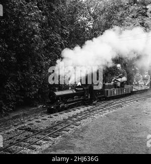 Eisenbahnliebhaber kommen in der Miniatureisenbahn in 'Greywood', dem Garten von Sir John Samuel, im Burwood Park, Walton-on-Thames, auf ihre Kosten. 13th. August 1961. Stockfoto