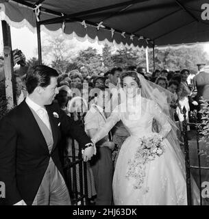 Die Hochzeit von Julie Andrews und Tony Walton in der St Mary Oatlands Church, Weybridge, Surrey. 10th Mai 1959. Stockfoto