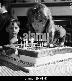 Filmstar Hayley Mills feiert ihren 15th. Geburtstag in den Pinewood Studios, wo sie „Whistle Down the Wind“ dreht. Das Studio überreichte Hayley einen Kuchen, den sie mit dem Rest der Besetzung teilte. 18th. April 1961. Stockfoto