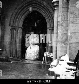 Die Hochzeit von Pamela Mountbatten und David Hicks in der Romsey Abbey, Hampshire. Die Braut im Bild mit ihrem Vater Louis Mountbatten. Louis Mountbatten, 1st. Earl Mountbatten of Burma. 13th. Januar 1960. Stockfoto