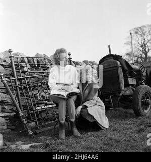 Mary Hayley Bell und ihre Tochter Hayley Mills haben sich in Downham, Lancashire, in der Sonne ein Bild gemacht und das Drehbuch des Films „Whistle Down the Wind“ studiert. Der Film wird auf einer Farm dort gedreht und Hayley ist dabei. Das Drehbuch wurde nach einem Roman von Mary Hayley Bell adaptiert. 21st. Februar 1961. Stockfoto