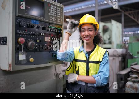 Auszubildende in einer metallverarbeitenden Fabrik, Portrait einer arbeitenden Industriearbeiterin oder Ingenieurin Frau, die in einer Industriemanufaktur arbeitet Stockfoto