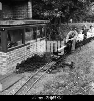 Eisenbahnliebhaber kommen in der Miniatureisenbahn in 'Greywood', dem Garten von Sir John Samuel, im Burwood Park, Walton-on-Thames, auf ihre Kosten. 13th. August 1961. Stockfoto