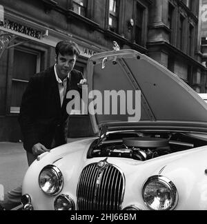 Popstar Marty Wilde, 22, erhält eine Parkkarte, nachdem er seinen cremefarbenen Jaguar vor dem Londoner Theater geparkt hat, wo er im Musical „Bye Bye Birdie“ starrt. 4th. Juli 1961. Stockfoto