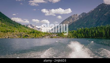 Landschaft des Multinsky Bergsees in Altay farbig Stockfoto