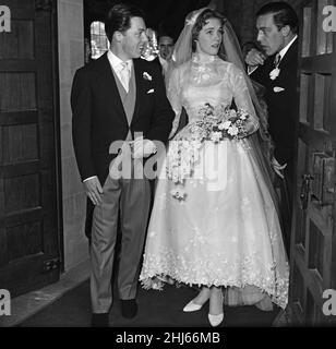 Die Hochzeit von Julie Andrews und Tony Walton in der St Mary Oatlands Church, Weybridge, Surrey. 10th Mai 1959. Stockfoto